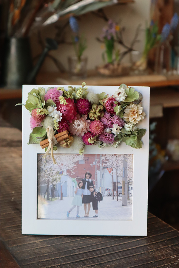 静岡市葵区鷹匠お花屋さんアランデコのワークショップ・フラワーフォトフレーム制作